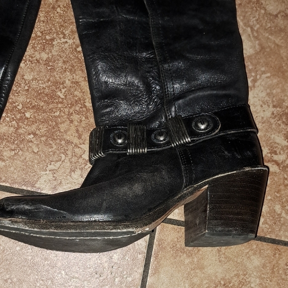 Frye Black Heeled Boots Sleek Leather Design - Picture 5 of 13